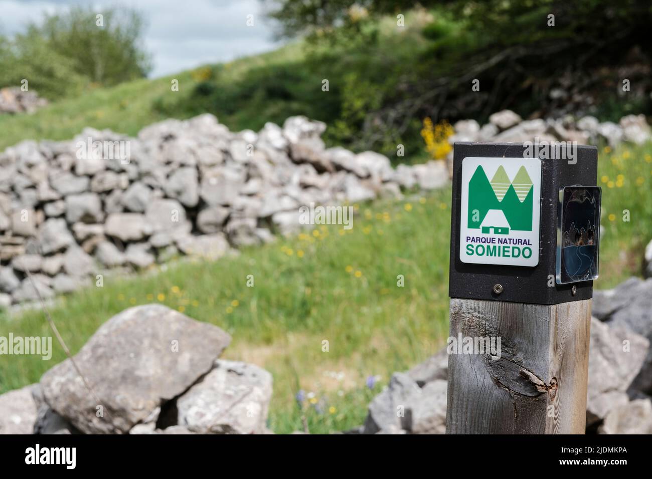 España, Asturias. Marcador de frontera, Parque Natural de Somiedo. Foto de stock