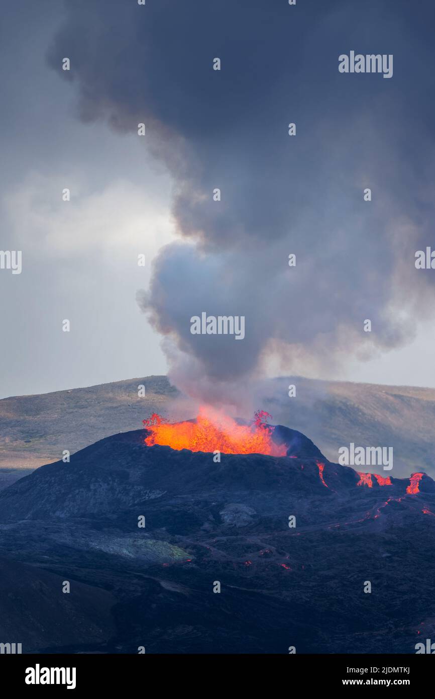 Explosión de lava y humo en el cráter del volcán Fagradalsfjall durante la erupción en agosto de 2021, Islandia Foto de stock