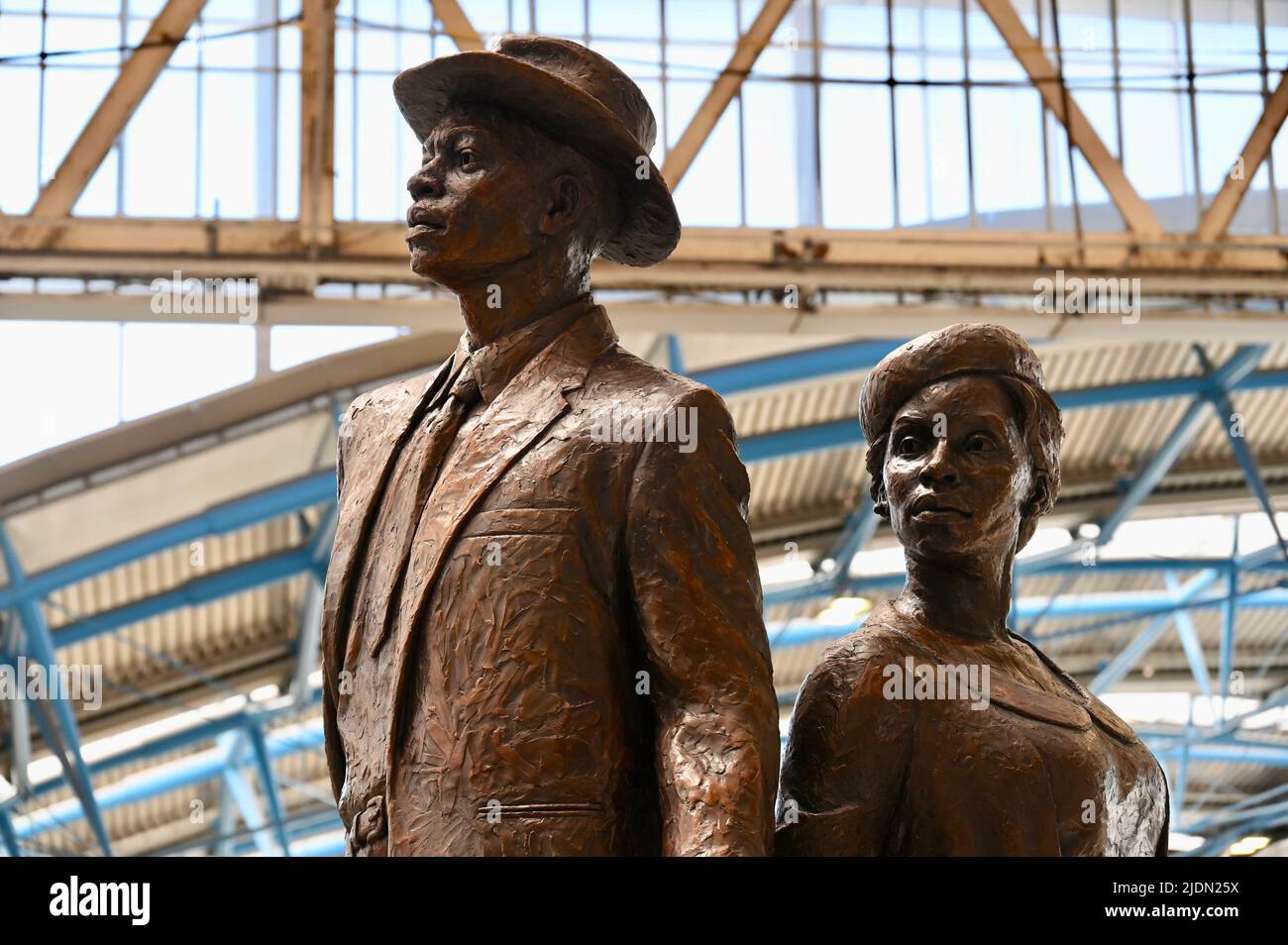 Londres, Reino Unido. Una estatua diseñada por el artista y escultor jamaiquino Basil Watson, fue revelada hoy por el duque y duquesa de Cambridge en Waterloo Station, para marcar la generación de la fiebre del viento. Foto de stock