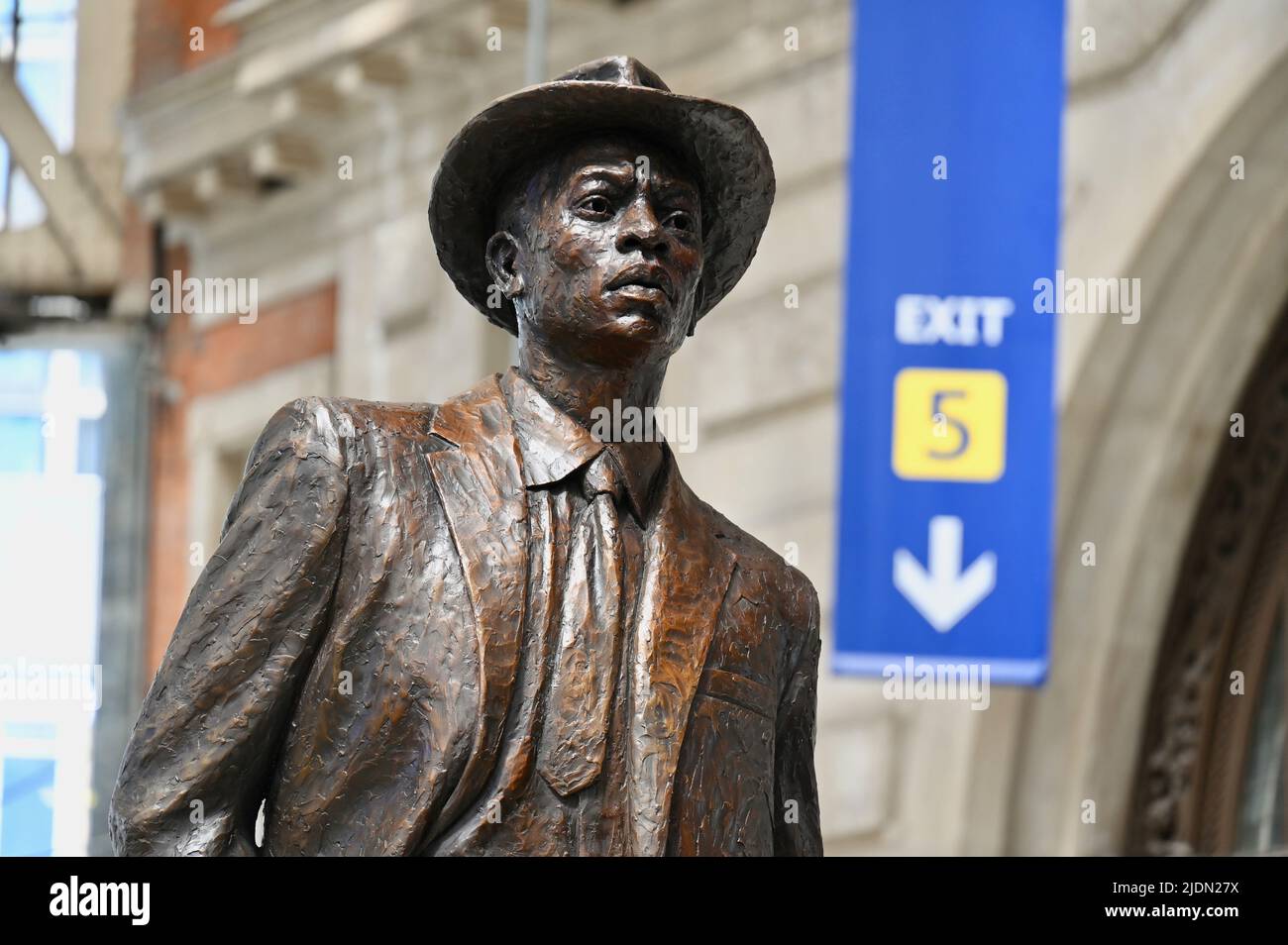 Londres, Reino Unido. Una estatua diseñada por el artista y escultor jamaiquino Basil Watson, fue revelada hoy por el duque y duquesa de Cambridge en Waterloo Station, para marcar la generación de la fiebre del viento. Foto de stock