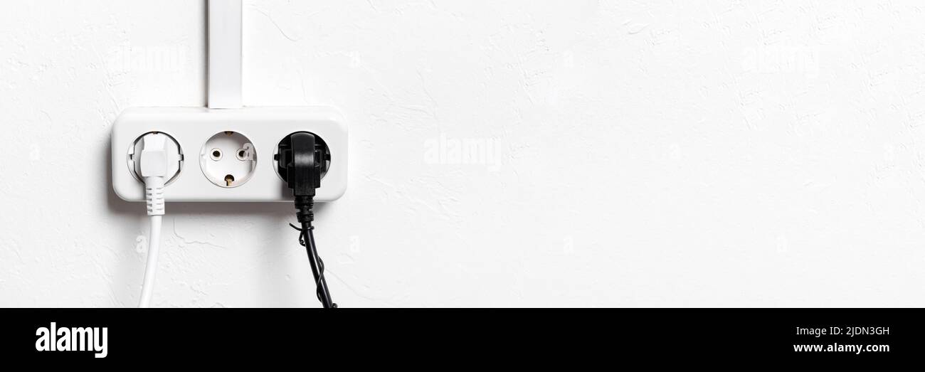 Enchufe de pared para la ciudad eléctrica, teléfono y televisión por cable  Fotografía de stock - Alamy