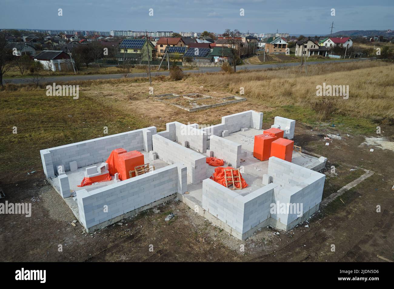 Vista aérea del marco inacabado de la fundación de la casa privada en construcción Foto de stock