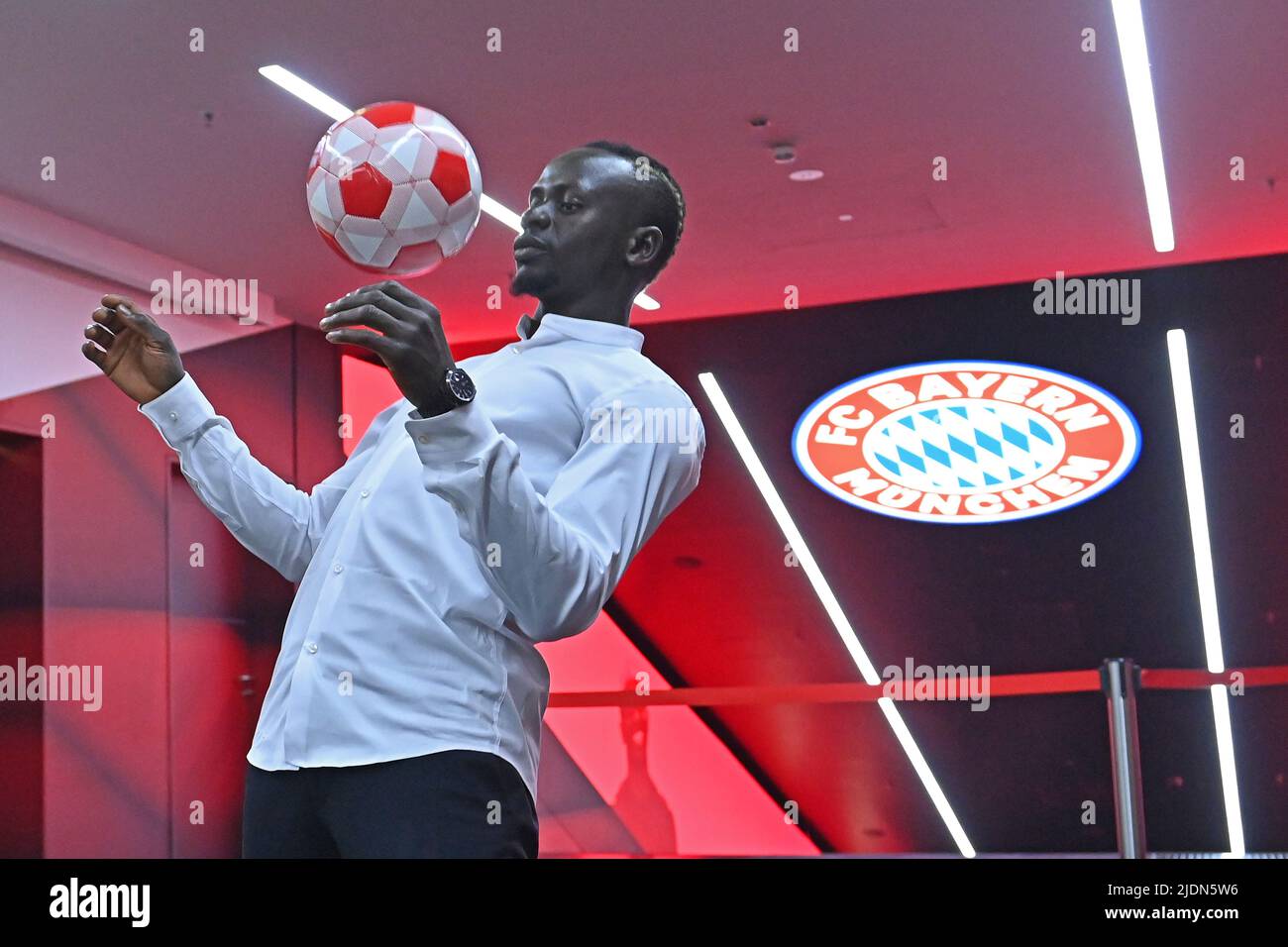 Munich, Alemania, 22/06/2022, Sadio MANE malabla el balón. Actuación oficial, presentación Sadio MANE (FC Bayern Munich). Fútbol 1. Bundesliga, temporada 2022/2023, el 7th de enero de 2020 en el club de prensa del Allianz Arena. Foto de stock