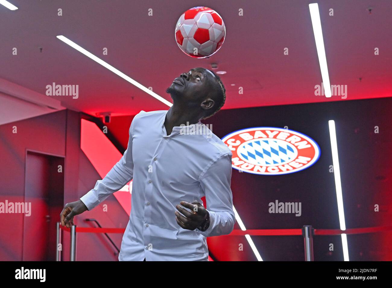 Sadio MANE malabla el balón. Actuación oficial, presentación Sadio MANE (FC Bayern Munich). Fútbol 1. Bundesliga, temporada 2022/2023, el 7th de enero de 2020 en el club de prensa del Allianz Arena. Foto de stock