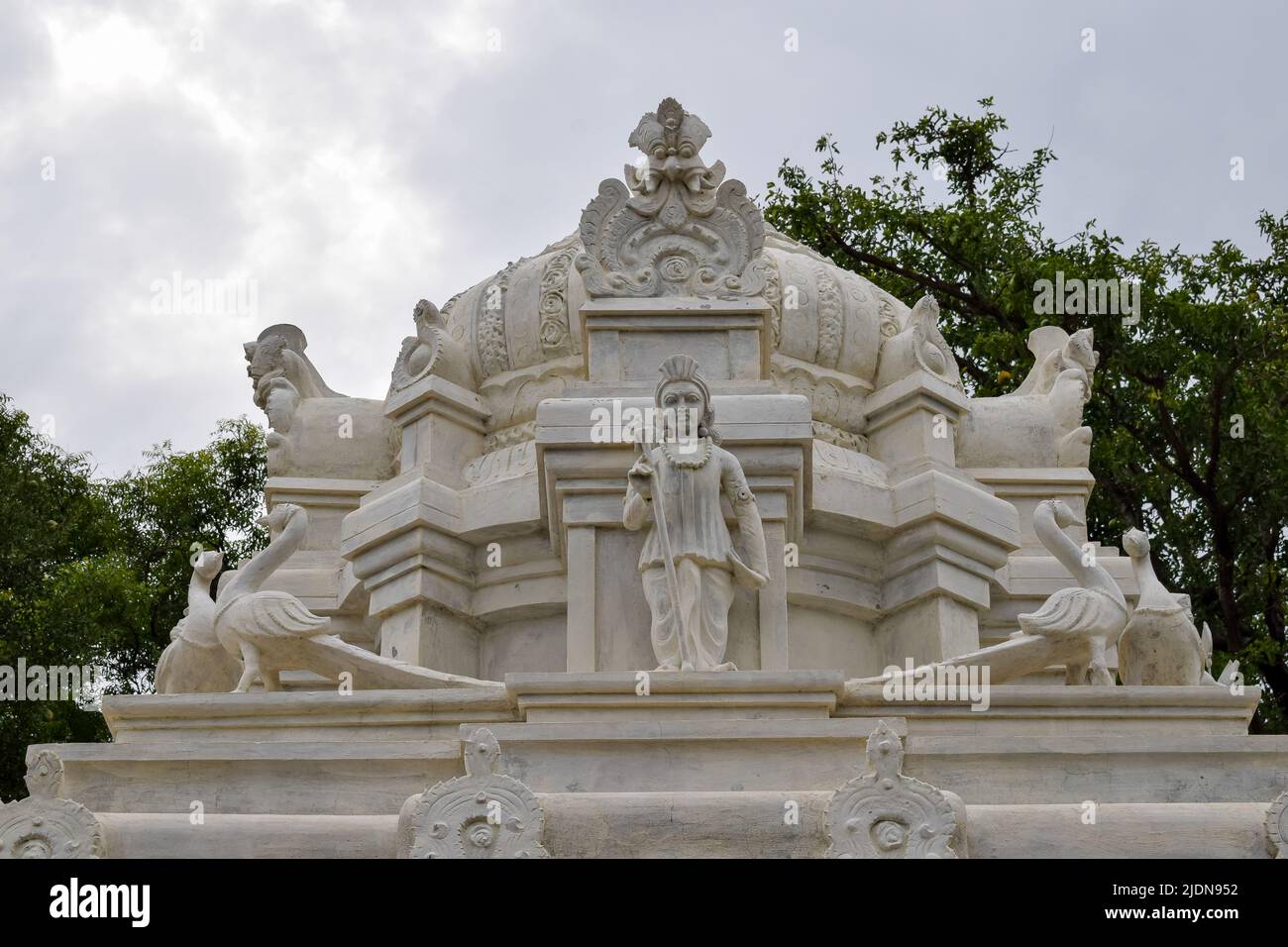 Pequeño templo de mármol indio y el cielo. Concepto -Devoción hindú. Foto de stock