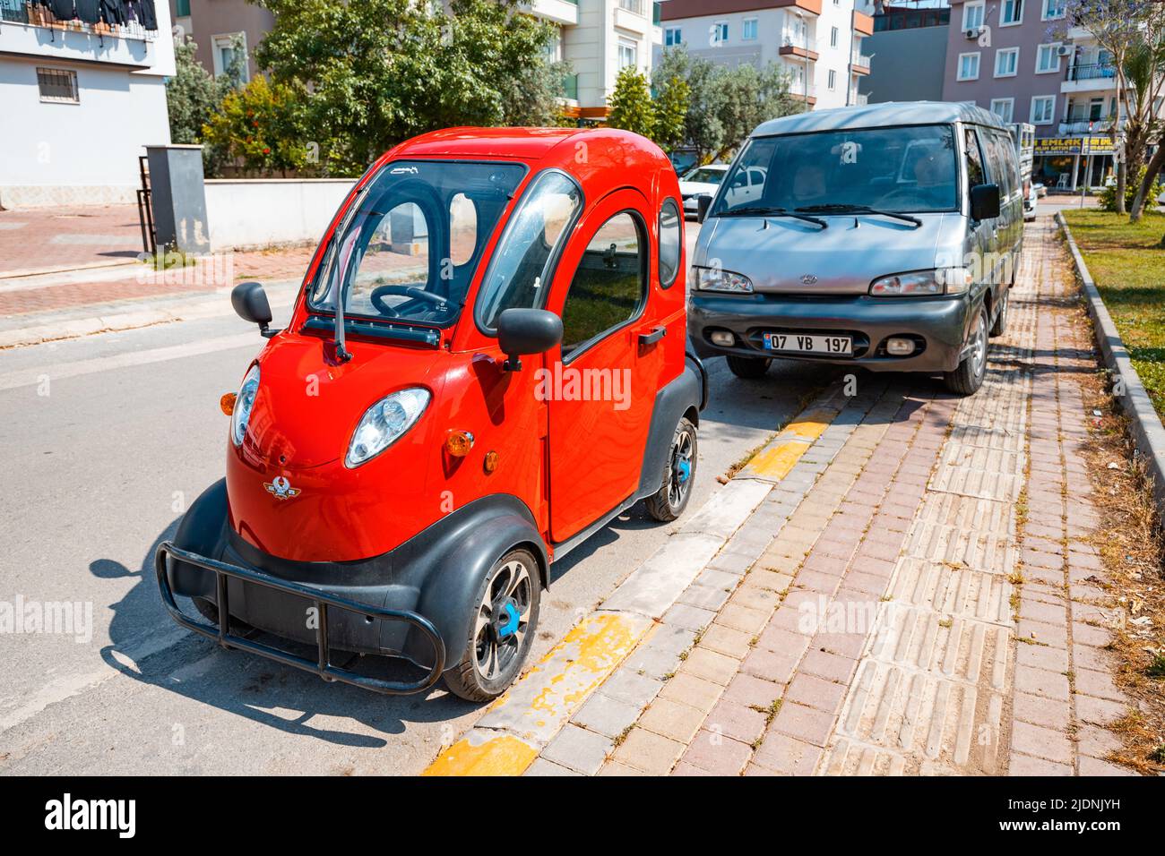 20 de mayo de 2022, Antalya, Turquía: Chino Regal Raptor Motors modelo K5  mini coche eléctrico estacionado en la calle de la ciudad. Moderno y  diminuto transporte ecológico Fotografía de stock - Alamy