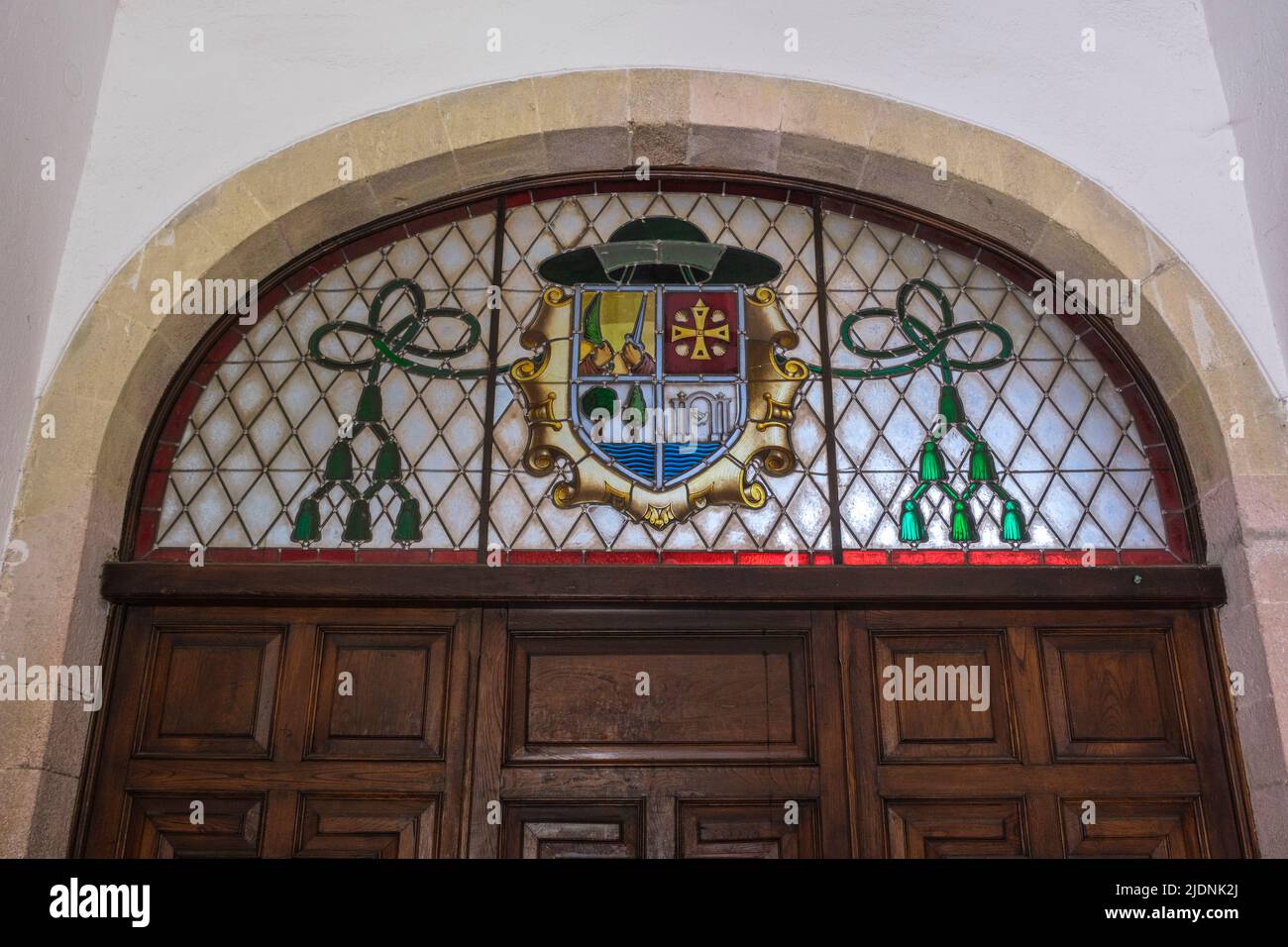 España, Galicia, Monasterio de Samos, Decoración de vidrio tintado. Foto de stock