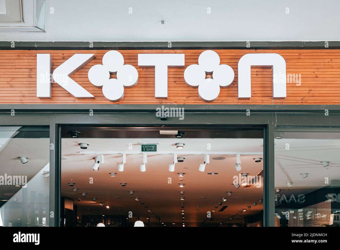 20 de mayo de 2022, Antalya, Turquía: Koton popular cadena de tiendas  turcas en el centro comercial. Marcas locales de ropa y comercio de moda  Fotografía de stock - Alamy