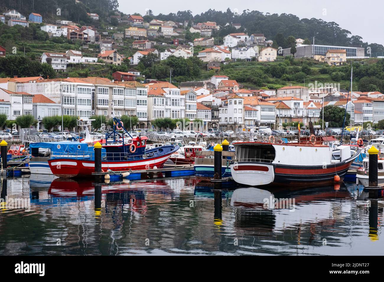 España, Muros, Galicia. Puerto de barcos pequeños. Foto de stock