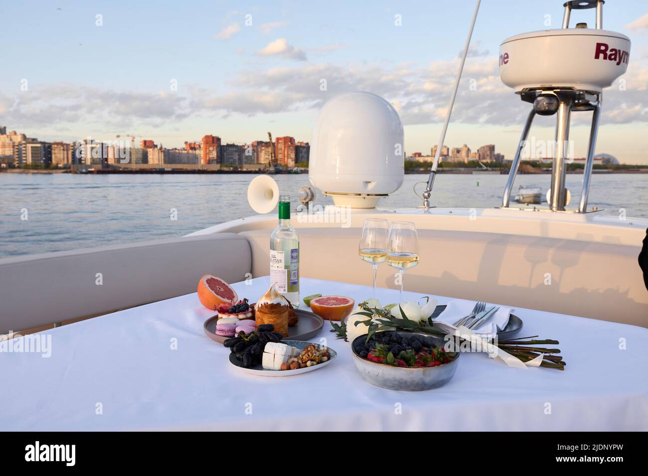 Mesa con comida en la cubierta superior del yate Foto de stock