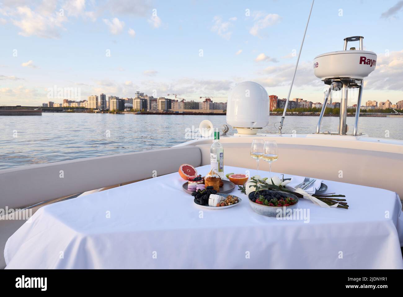 Mesa con comida en la cubierta superior del yate Foto de stock