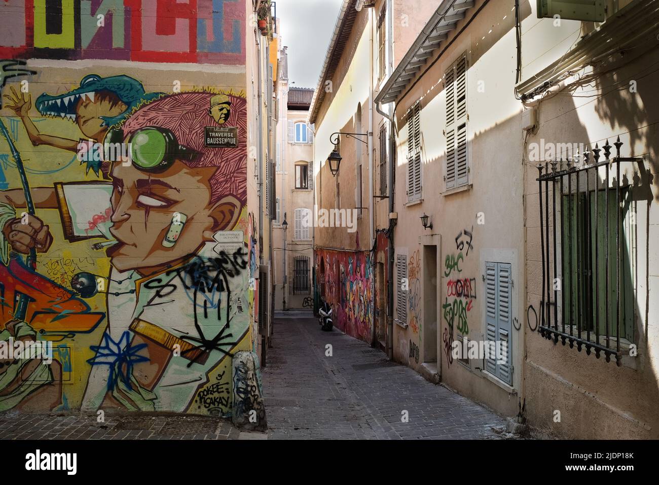 Marsella, Francia, 2022 de mayo, cerca de un mural de Traverse Baussenque en el distrito de Le Panier Foto de stock