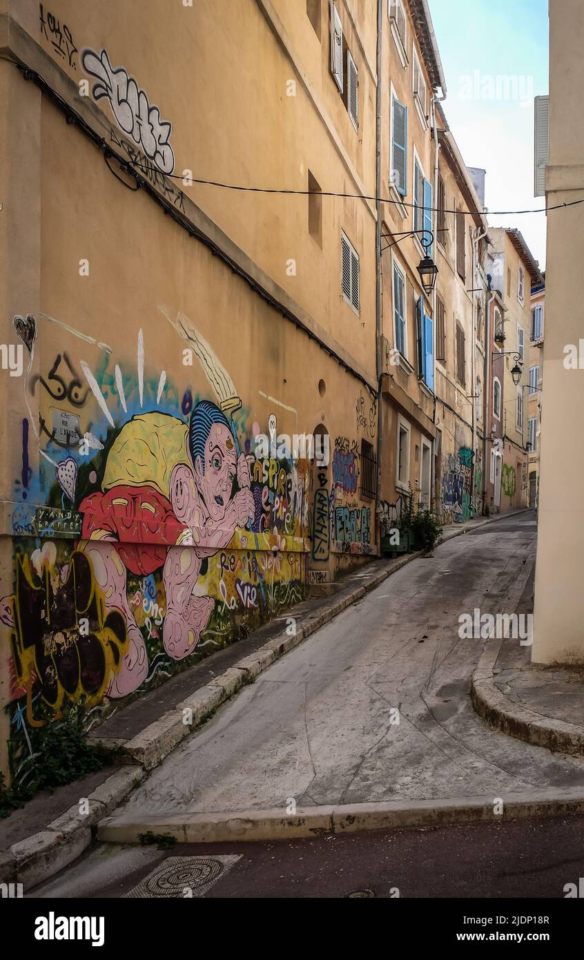 Marsella, Francia, 2022 de mayo, vista de una calle estrecha con mural en el distrito de Le Panier Foto de stock