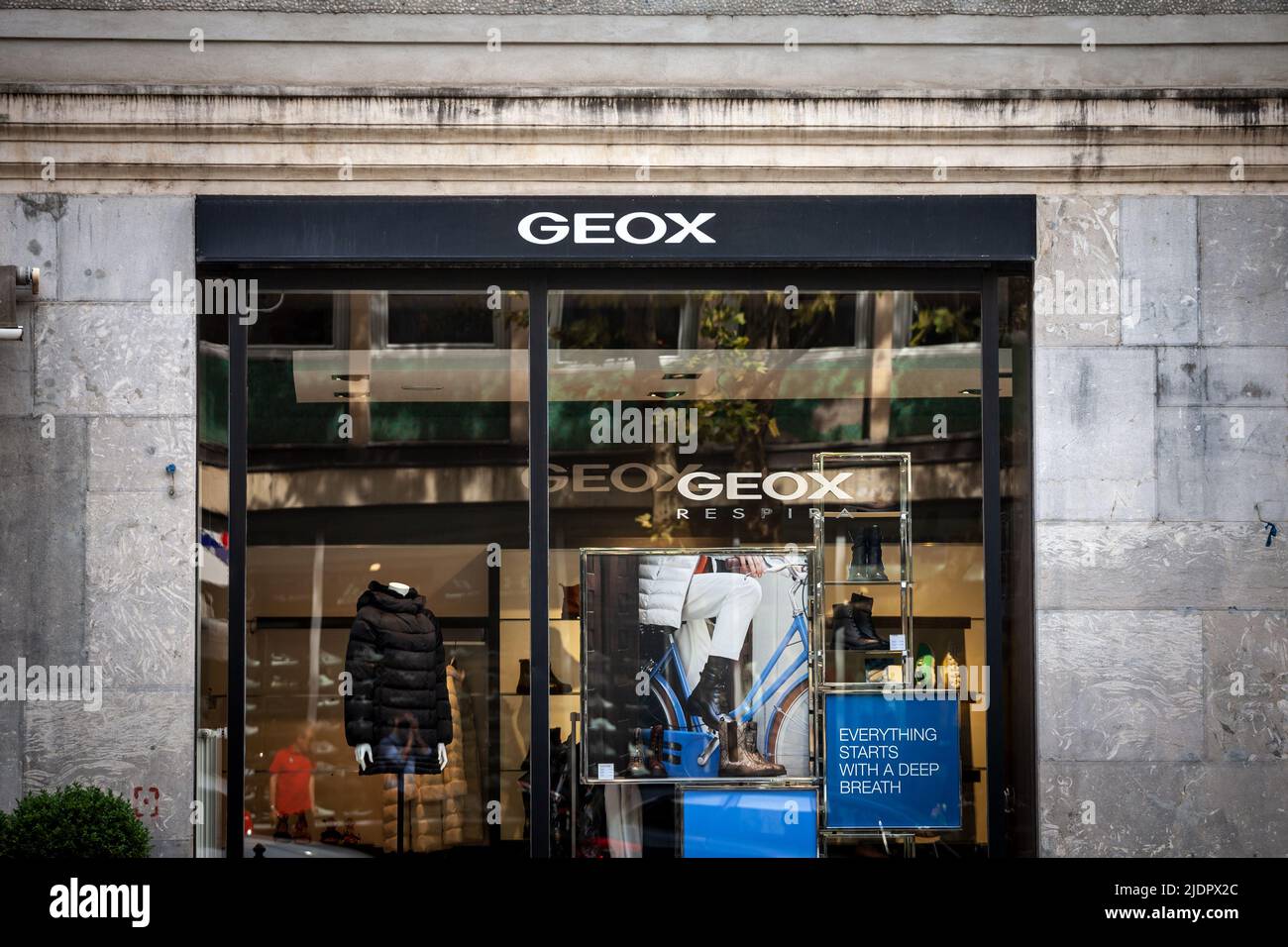 Imagen de un cartel con el logotipo de Geox tomado en su tienda en Ljubljana, Eslovenia. Geox es una marca italiana de calzado y ropa fabricada wa Fotografía stock -