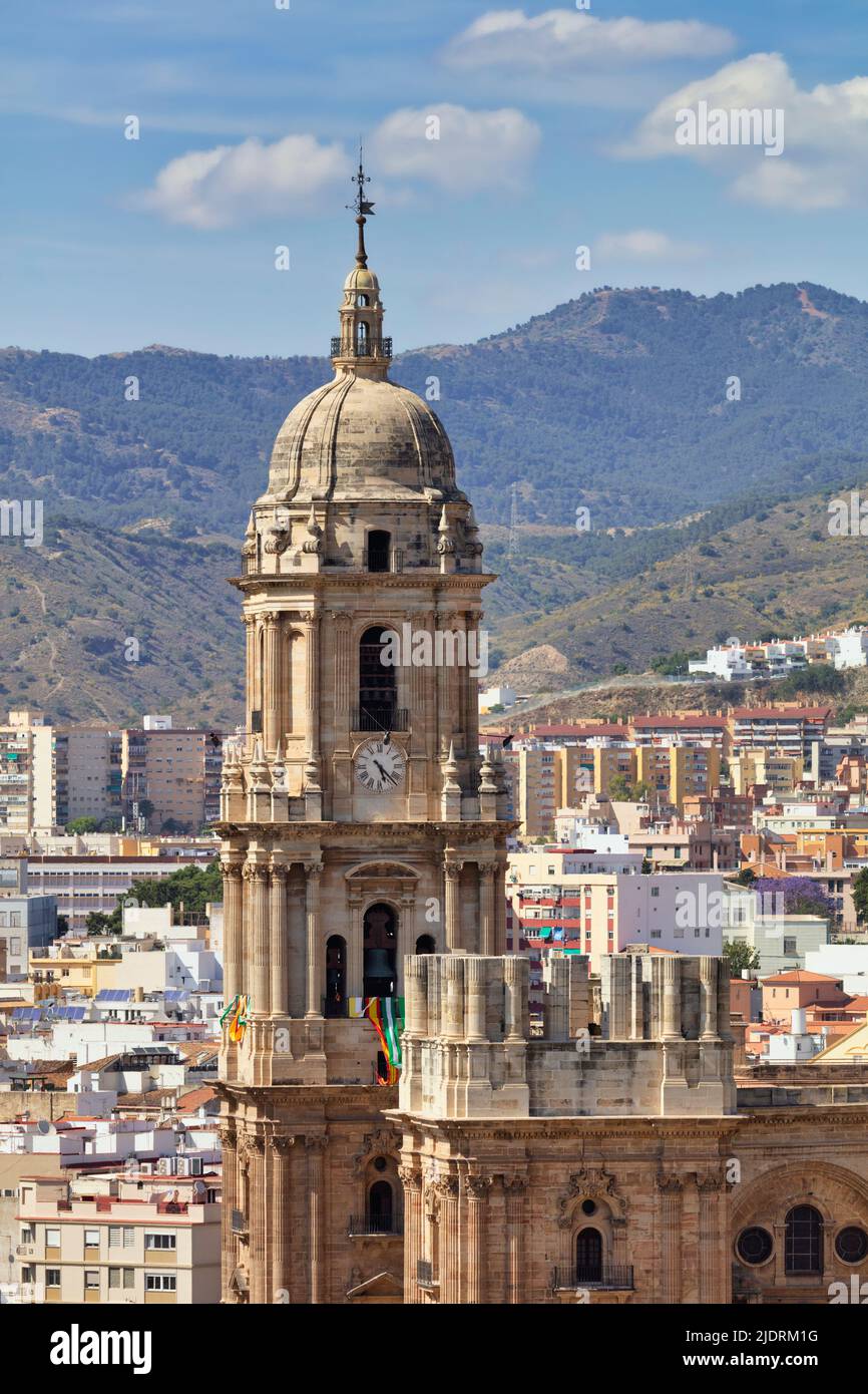 Vista alta del centro de la ciudad mostrando la catedral renacentista que es conocida como La Manguita, la única dama armada, porque uno de sus torres todavía no lo ha sido Foto de stock