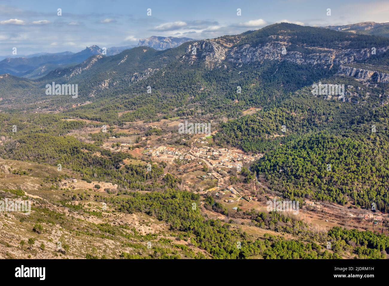 El pueblo de Arroyo Frio visto desde el mirador del Puerto de las Palomas. Sierras de Cazorla, Parque Natural Segura y Las Villas, Provincia de Jaén, Andalusi Foto de stock