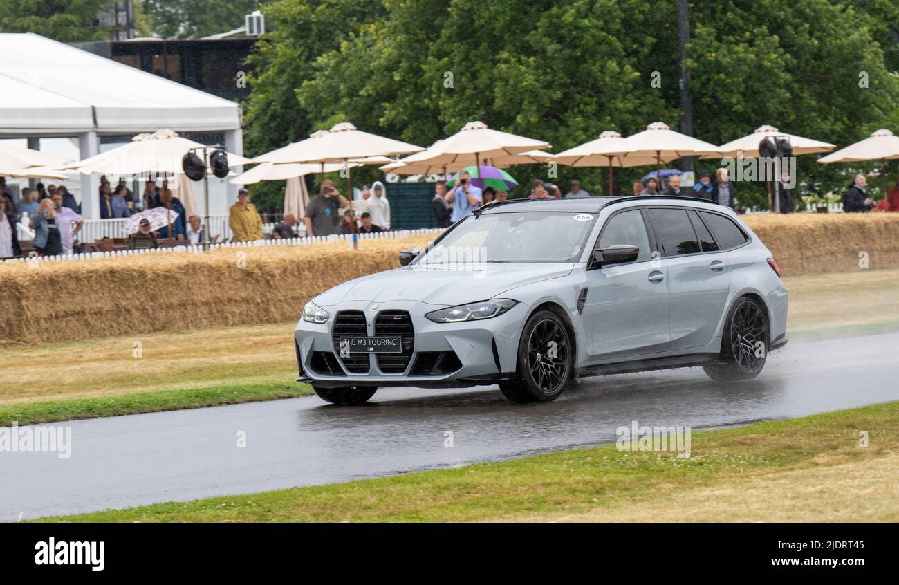 El nuevo BMW M3 Tourer en color gris lleva a la colina en el Festival de la Velocidad. El lanzamiento celebra el 50th aniversario de la marca. Foto de stock