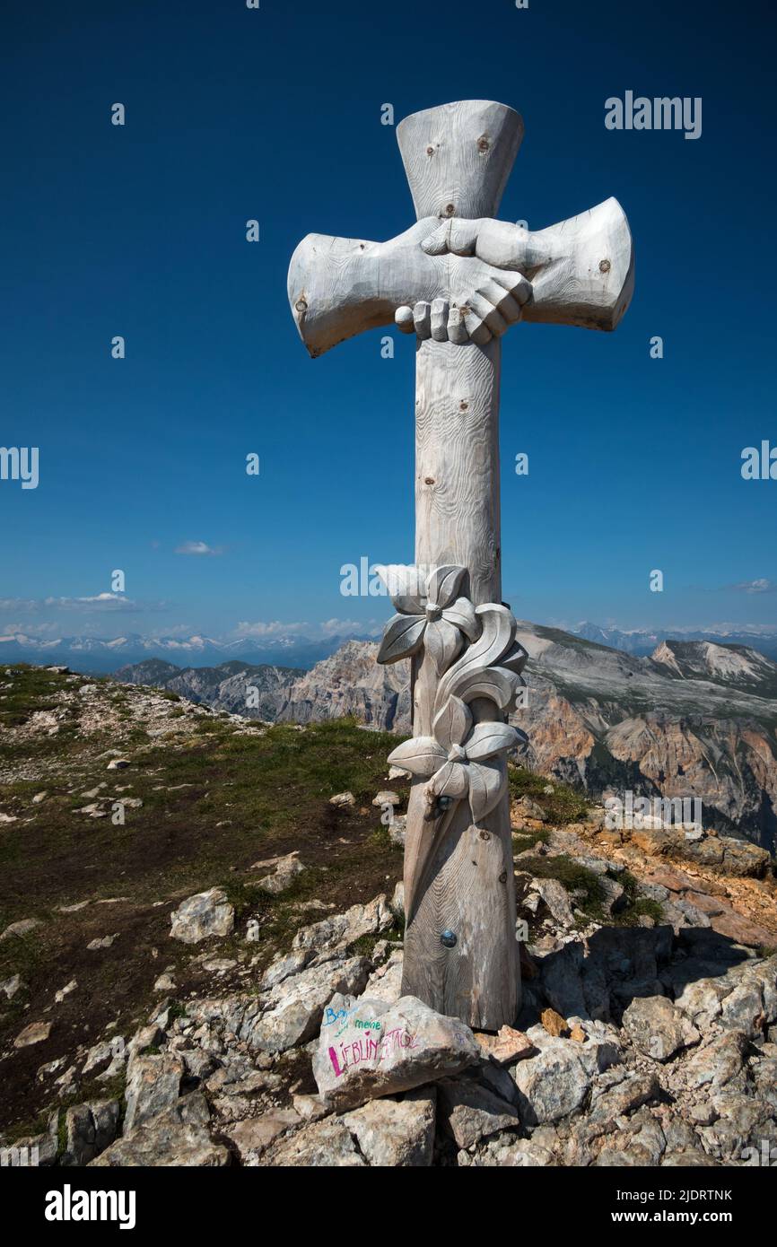 Cruz de madera con manos agitadas. Cima de la montaña de Sella di Fanes. Parque Natural de Fanes-Senes-Braies. Los Dolomitas. Alpes italianos. Europa. Foto de stock