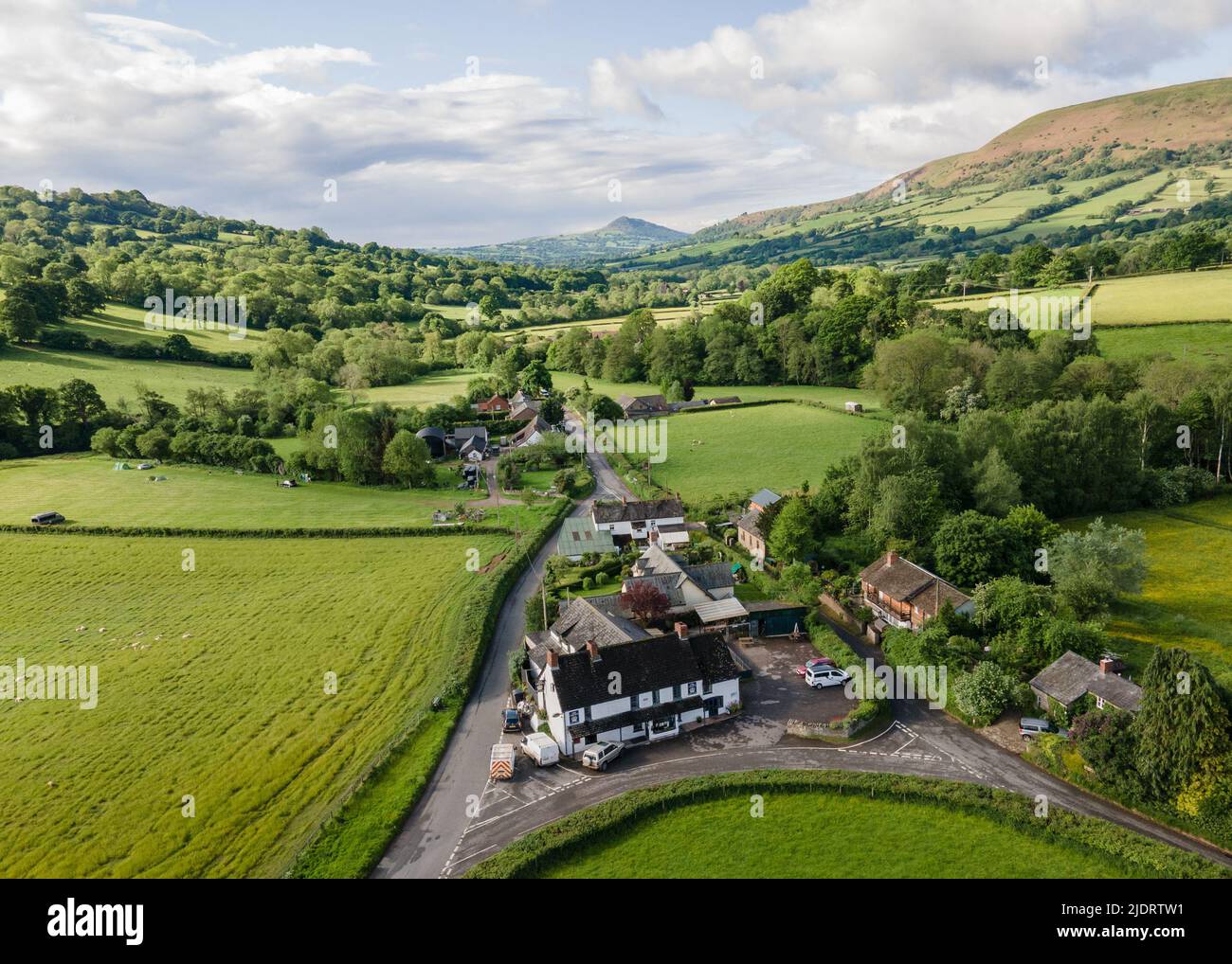 Vista aérea de un pub inglés rural en Herefordshire, en la frontera con Inglaterra, Gales, Reino Unido Foto de stock