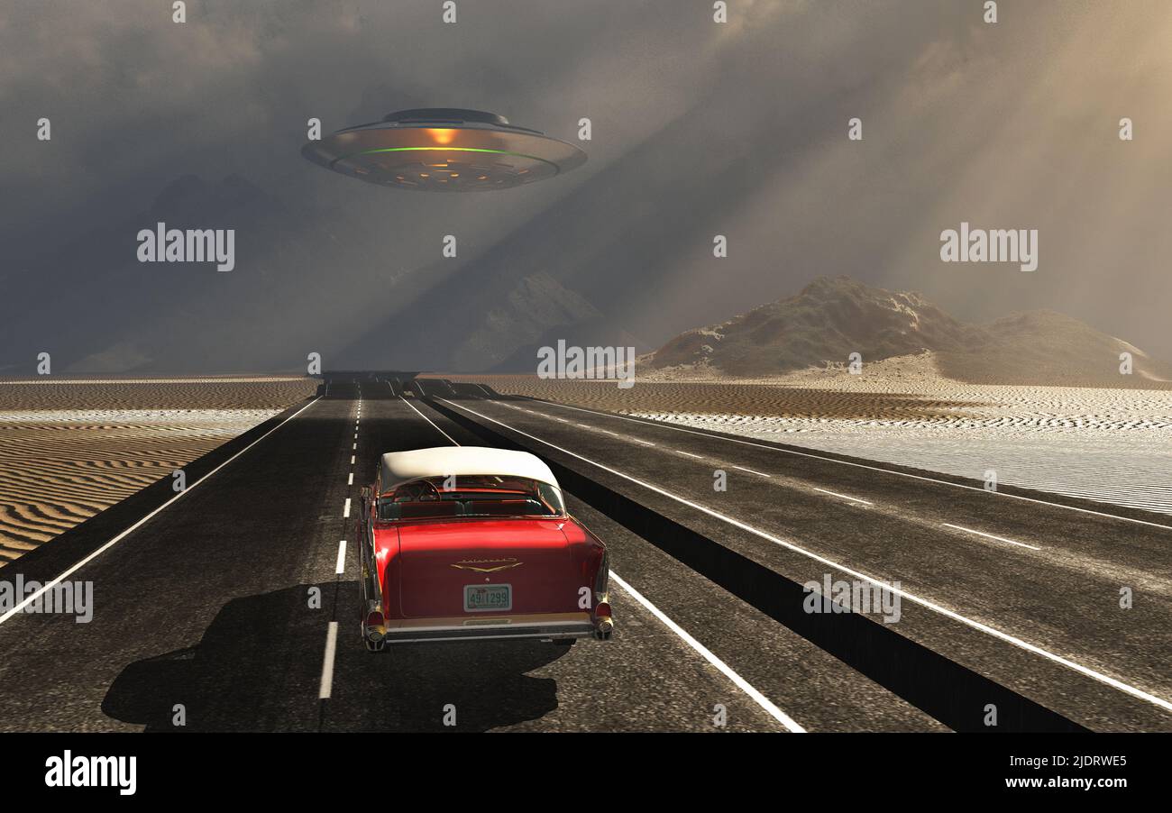 Un encuentro cercano OVNI en un camino del desierto Foto de stock