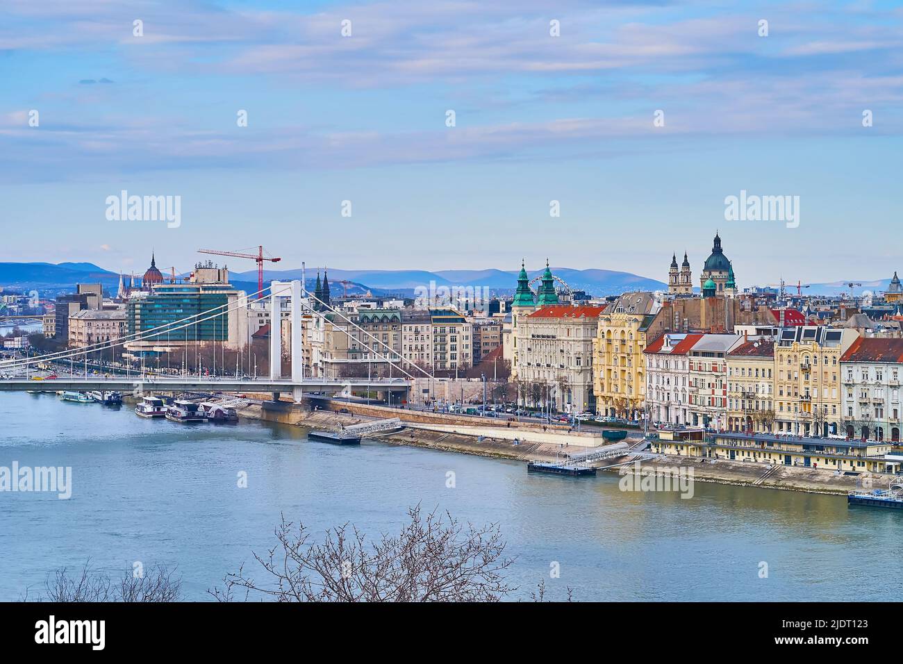 La colina Gellert observa la arquitectura histórica de Pest, el río Danubio y el blanco puente Elisabeth, Budapest, Hungría Foto de stock