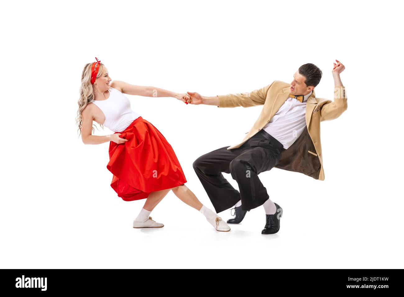 Pareja expresiva de bailarines con trajes retro vintage bailando