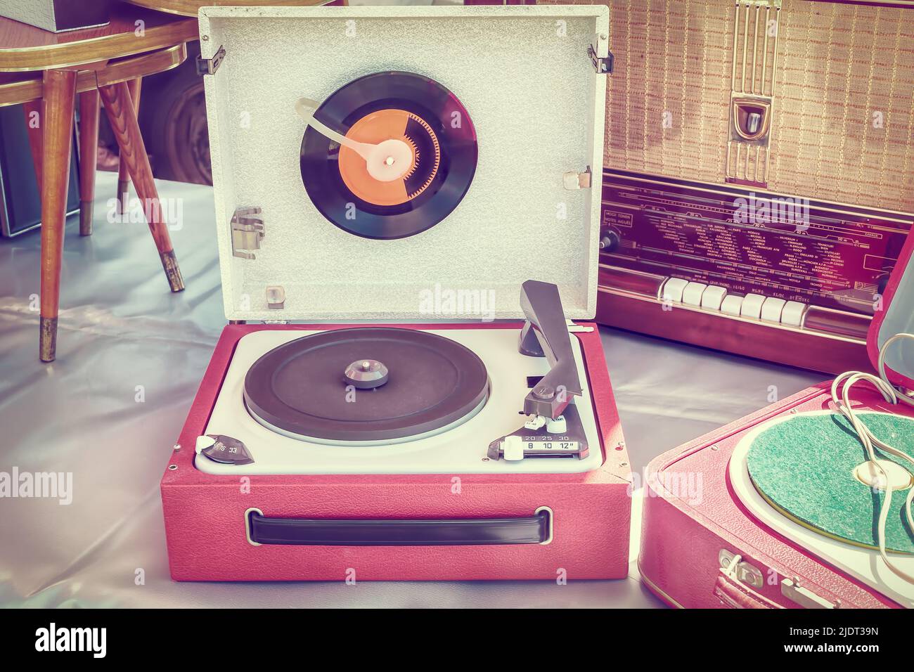 Imagen de estilo retro de un viejo jugador de discos en un mercado de huida Foto de stock