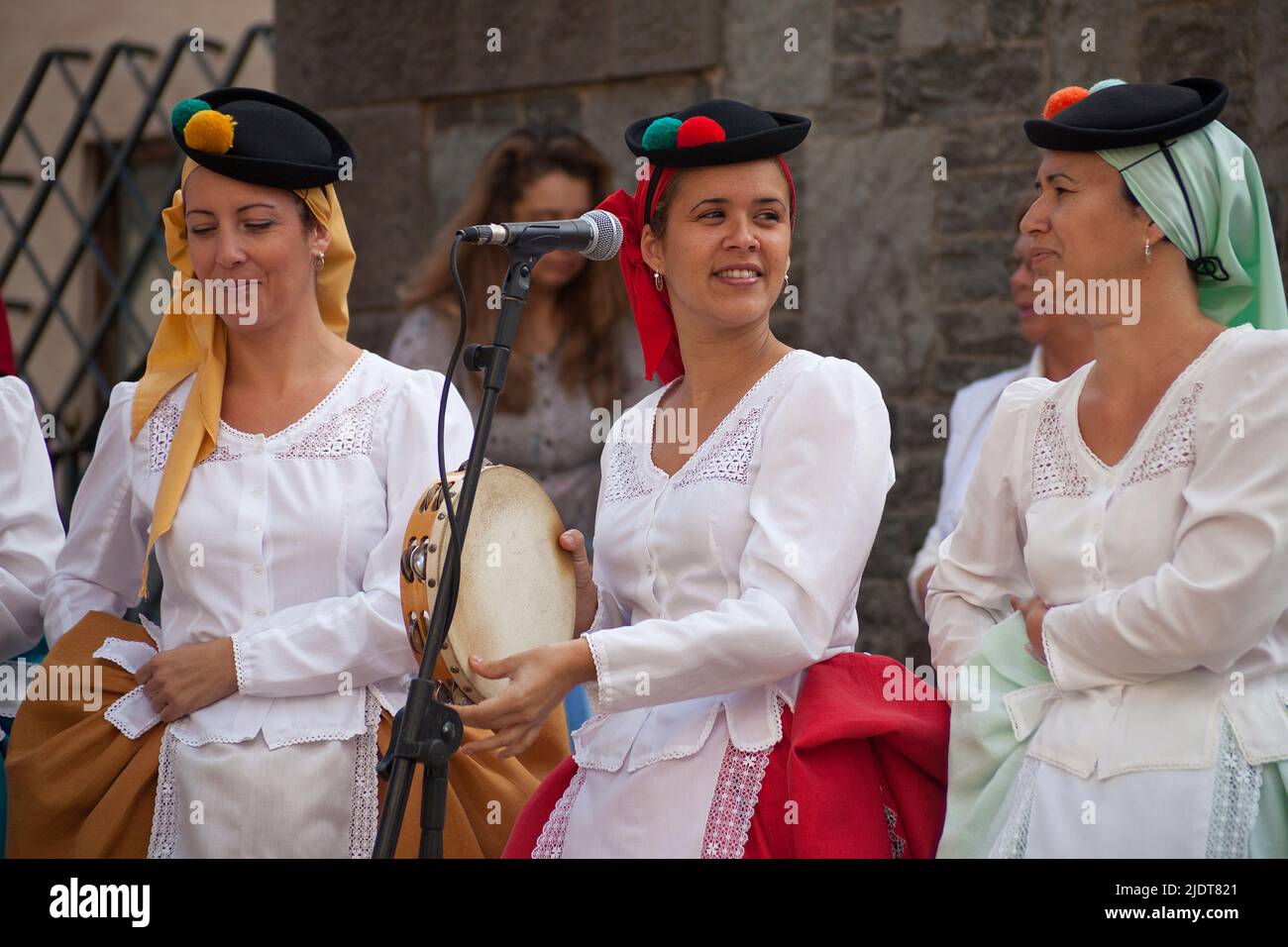 Espectáculo folklórico en Pueblo Canario, músicos con trajes tradicionales en Parque Doramas, Las Palmas, Gran Canaria, Islas Canarias, España, Europa Foto de stock