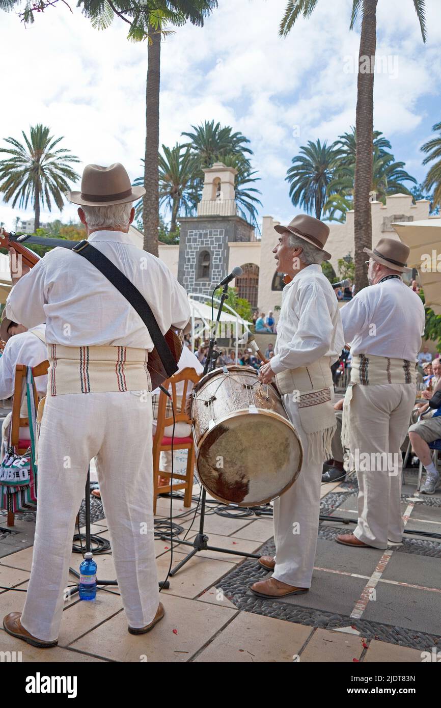 Espectáculo folklórico en Pueblo Canario, músicos con trajes tradicionales en Parque Doramas, Las Palmas, Gran Canaria, Islas Canarias, España, Europa Foto de stock