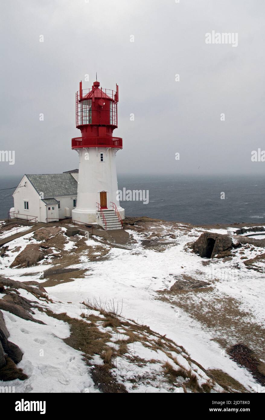 Lindesnes Light-House en el extremo sur de Noruega un día tormentoso de inviernos. Foto de stock