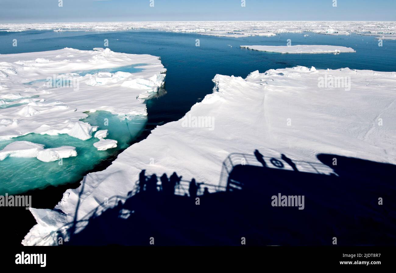 El barco de expedición 'Estrella Polar' pasa a través de hielo de paquete a 80 grados al norte de Spitsbergen, Svalbard. Foto de stock