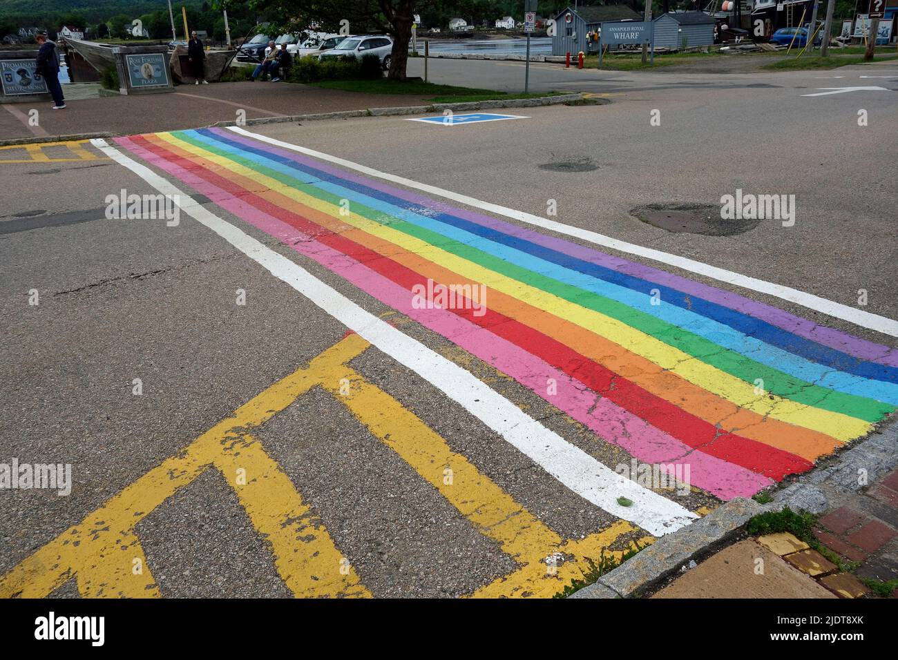 Cruce de arcoiris LGBQ Annapolis Royal, Nueva Escocia, Canadá Foto de stock