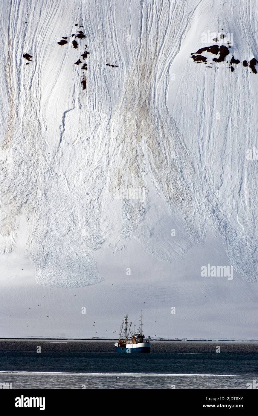 Barco de ballenas noruego anclado en Vestre Burgerbukta, Hornsund, Spitsbergen, Svalbard en junio. Foto de stock