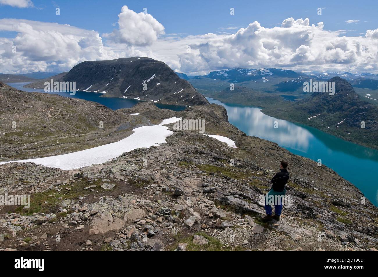 Con vistas a los lagos de alta altitud Bessvatn (izquierda) y Gjende en el routhle sobre Besseggen en Jotunheimen, Noruega. Foto de stock