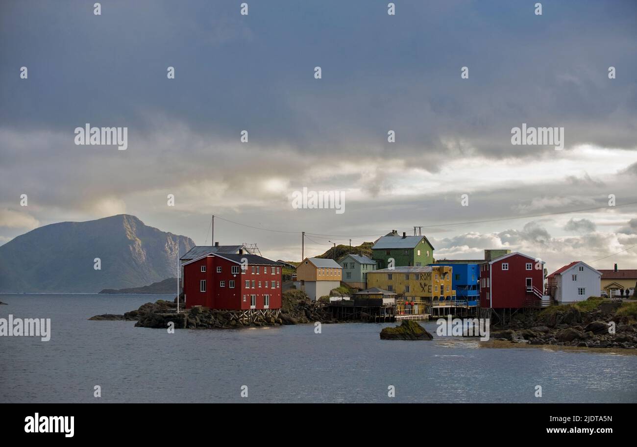 El tradicional pueblo pesquero de Nyksund en Vestraalen, Nordland, Noruega. Foto de stock