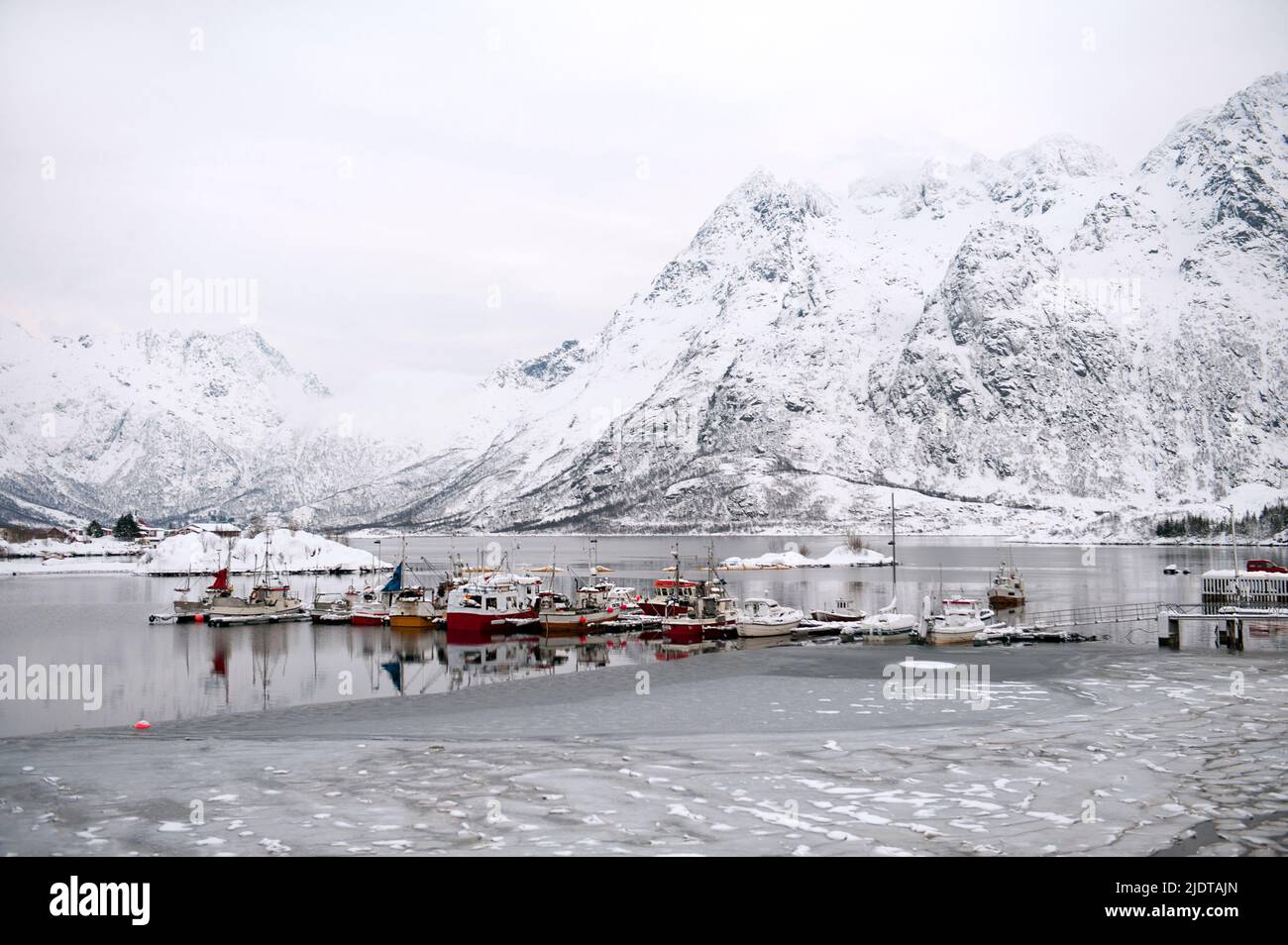 Los barcos pesqueros en Vågan Sildpolltjönna County, Lofoten, Noruega. Febrero de 2013. Foto de stock