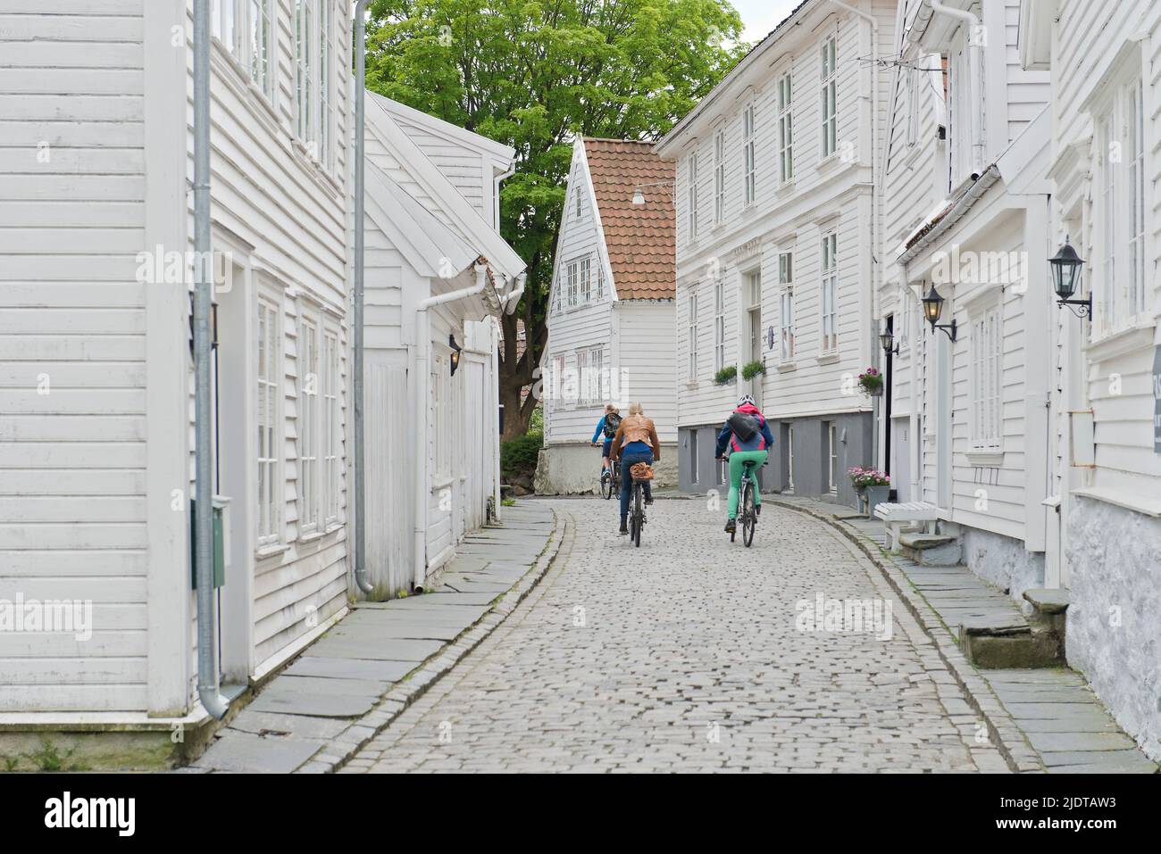 Casas y calles estrechas en la parte antigua de Stavanger, Noruega, conocida localmente como 'Gamle Stavanger'. Los 173 edificios datan de 1700 y 1800 céntimos Foto de stock