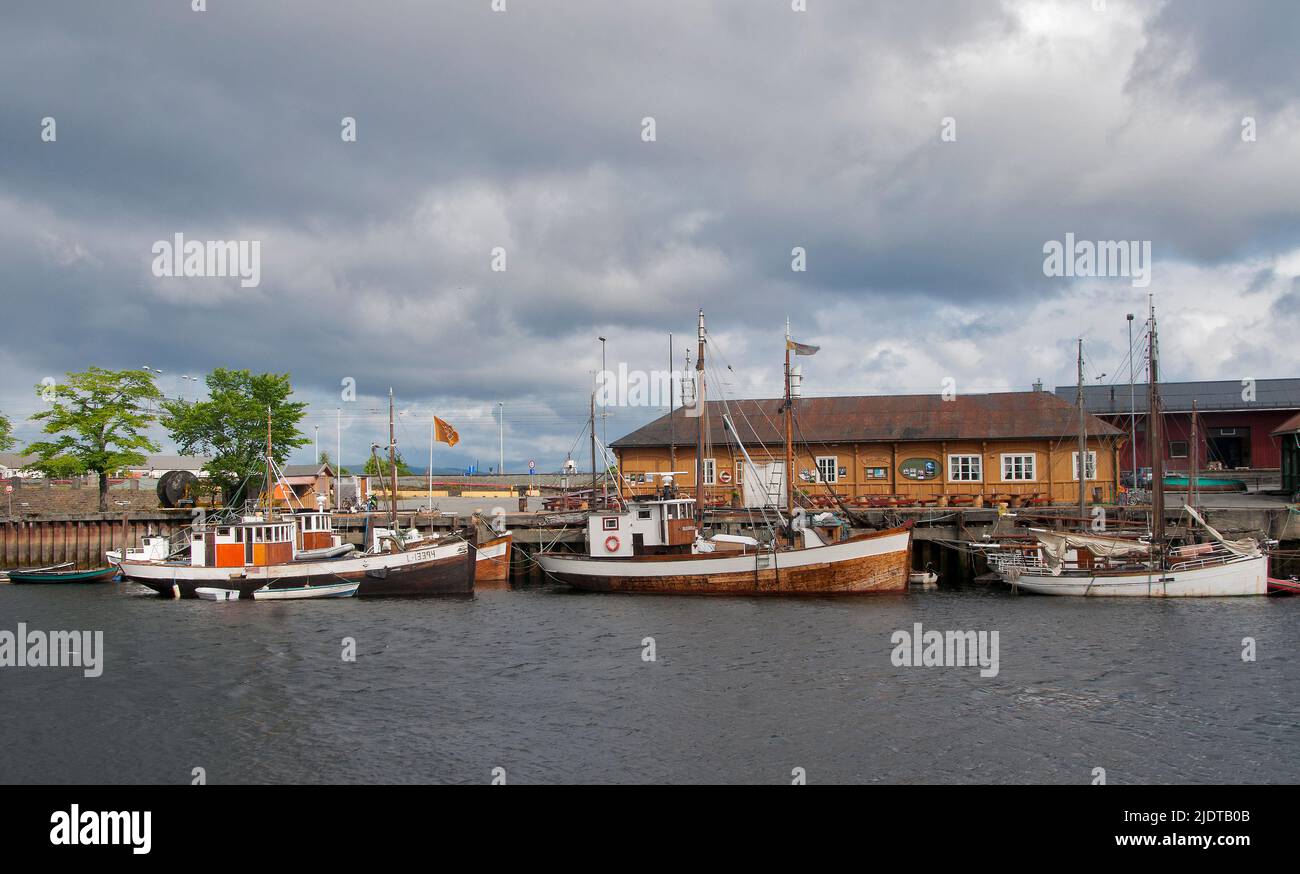 Barcos antiguos y tradicionales en la ciudad de Trondheim, Noruega. Foto de stock
