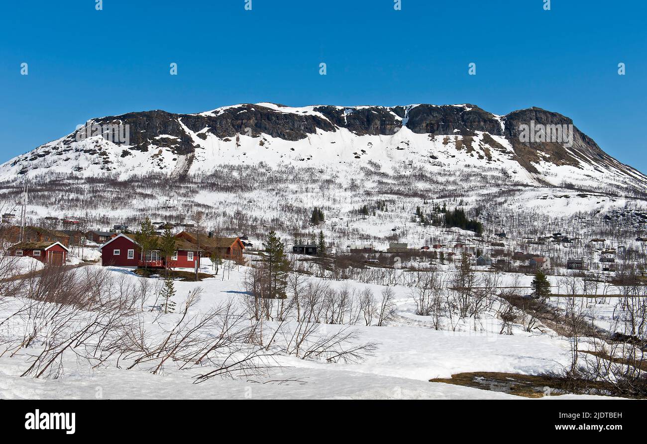 La pequeña cabina comunidad llamada Solbakken en Sysendalen, Eidfjord (Hordaland, Noruega). En el fondo es la cordillera Grytehorga alcanzando 12 Foto de stock