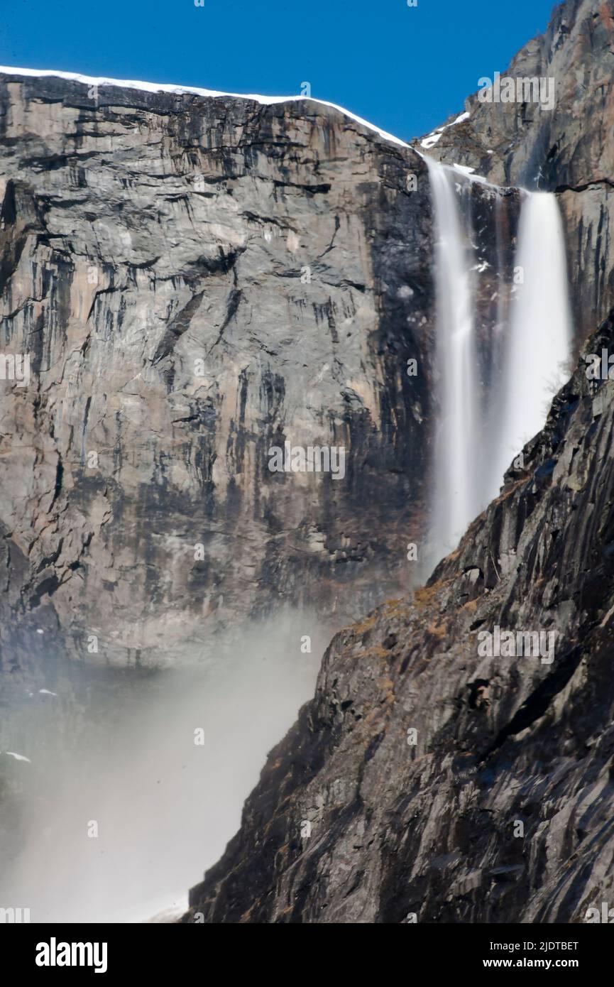 El magnífico Vedalsfoss cascada en un empinado valle Hjolma en Eidfjord, Hordaland, en Noruega. Foto desde mayo de 2015. Foto de stock