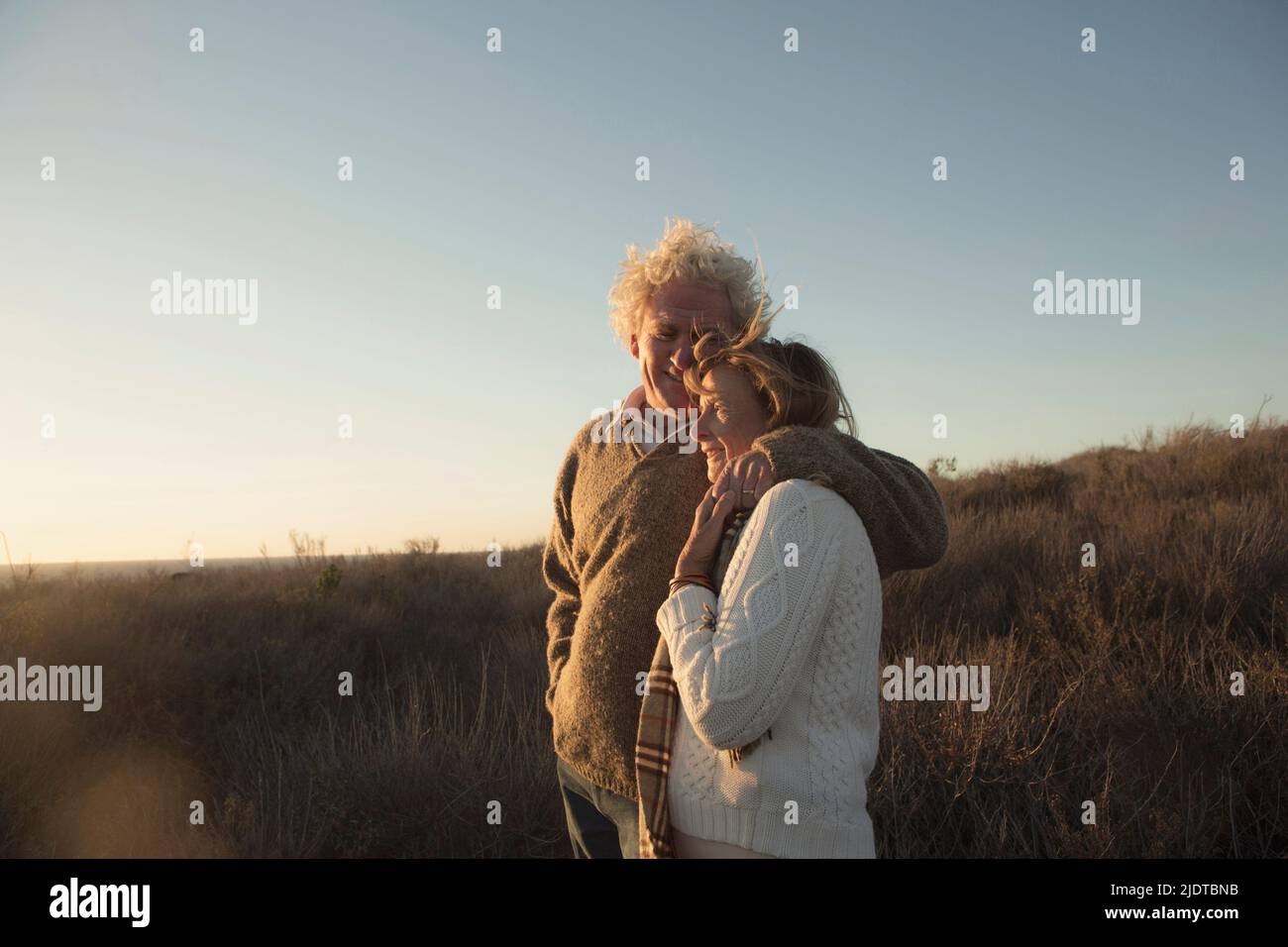 Edad pareja caucásica abrazando al aire libre Foto de stock