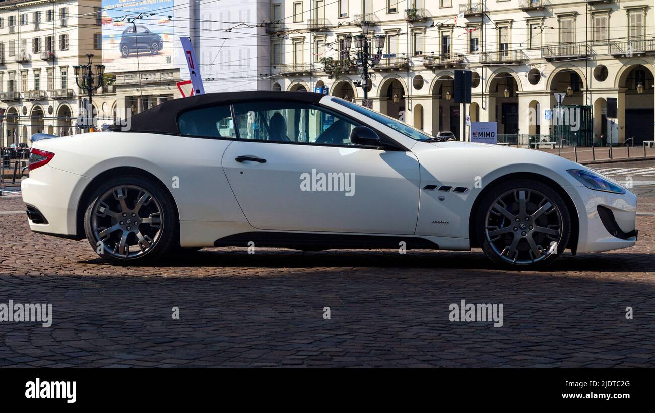 Vista lateral del Maserati Granturismo blanco convertible Foto de stock