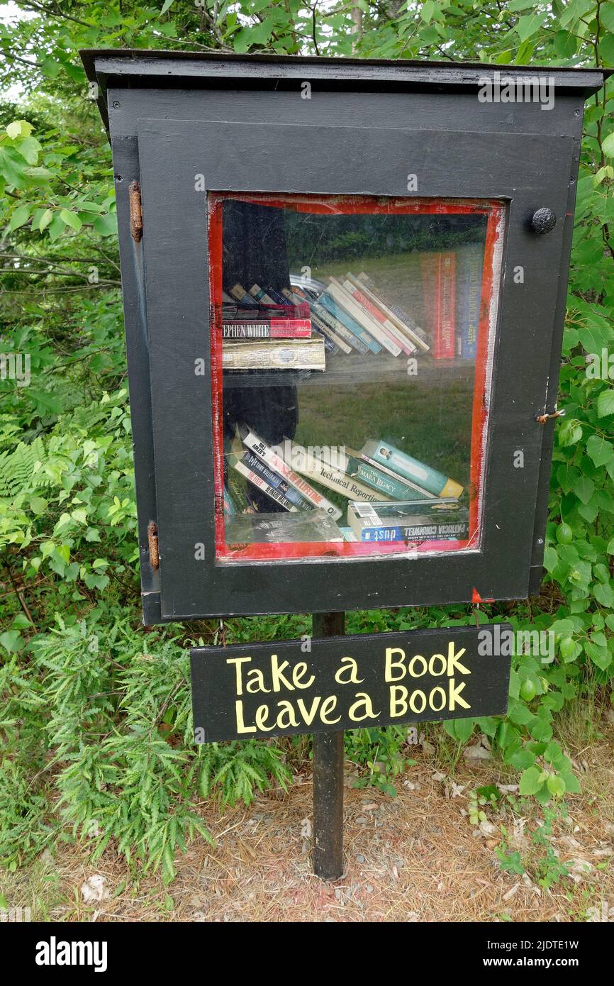 Tome un libro Dave un libro junto a la carretera de la biblioteca Nova Scotia Canadá en Kempt Foto de stock