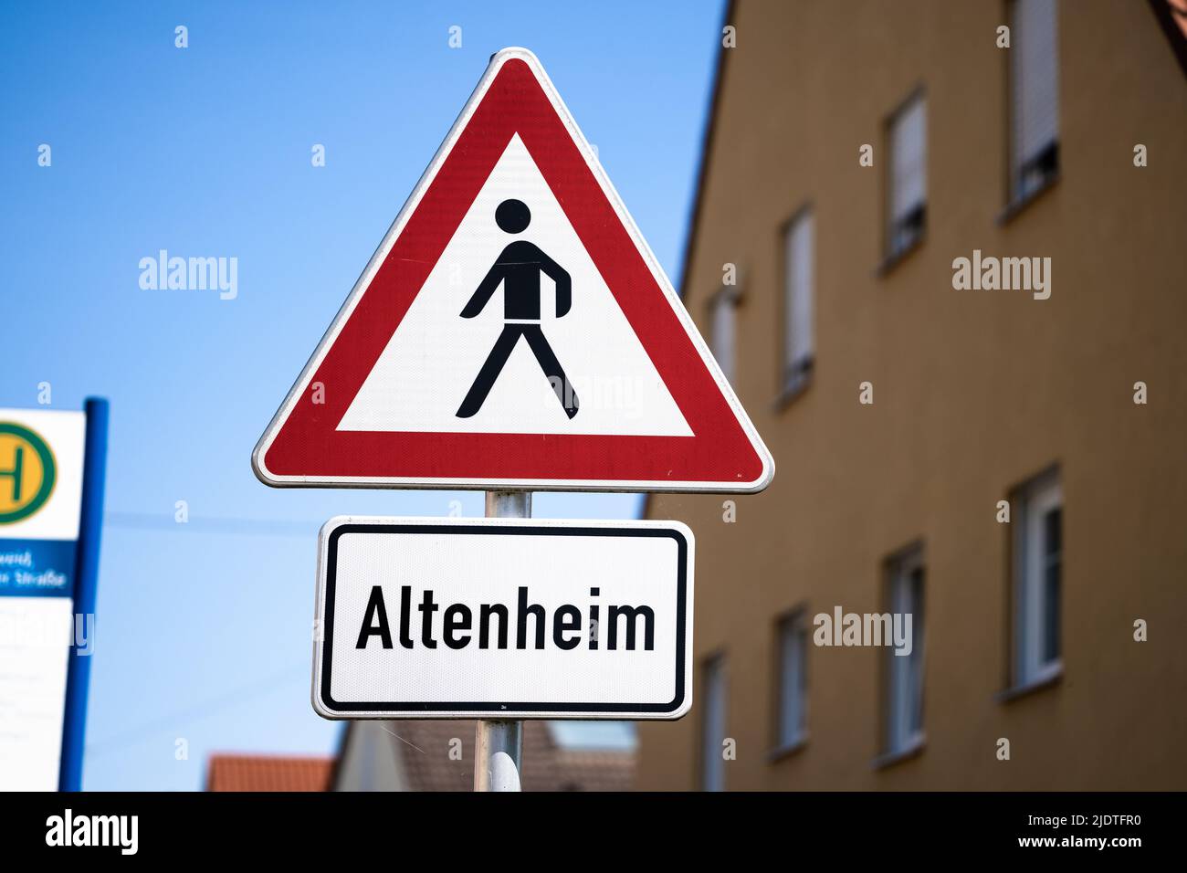Señal Advertencia con la inscripción Altenheim, Seniorenheim, Pflege Einrichtung Foto de stock