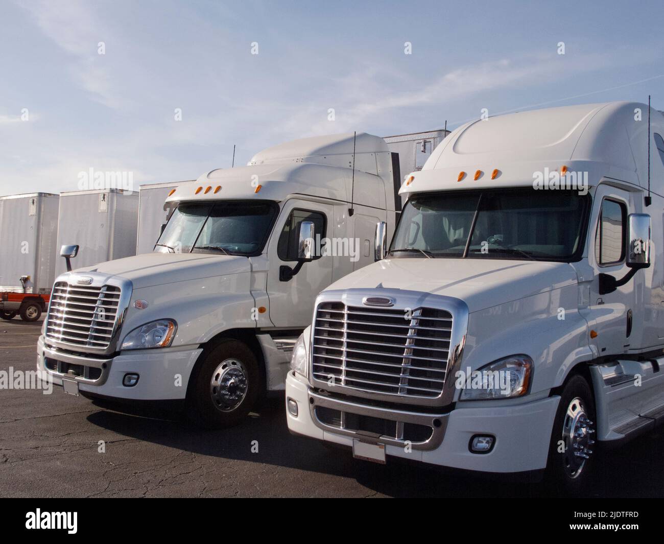 Truckss usado para el envío de carga a nivel nacional desde una instalación fuera de Los Ángeles Foto de stock