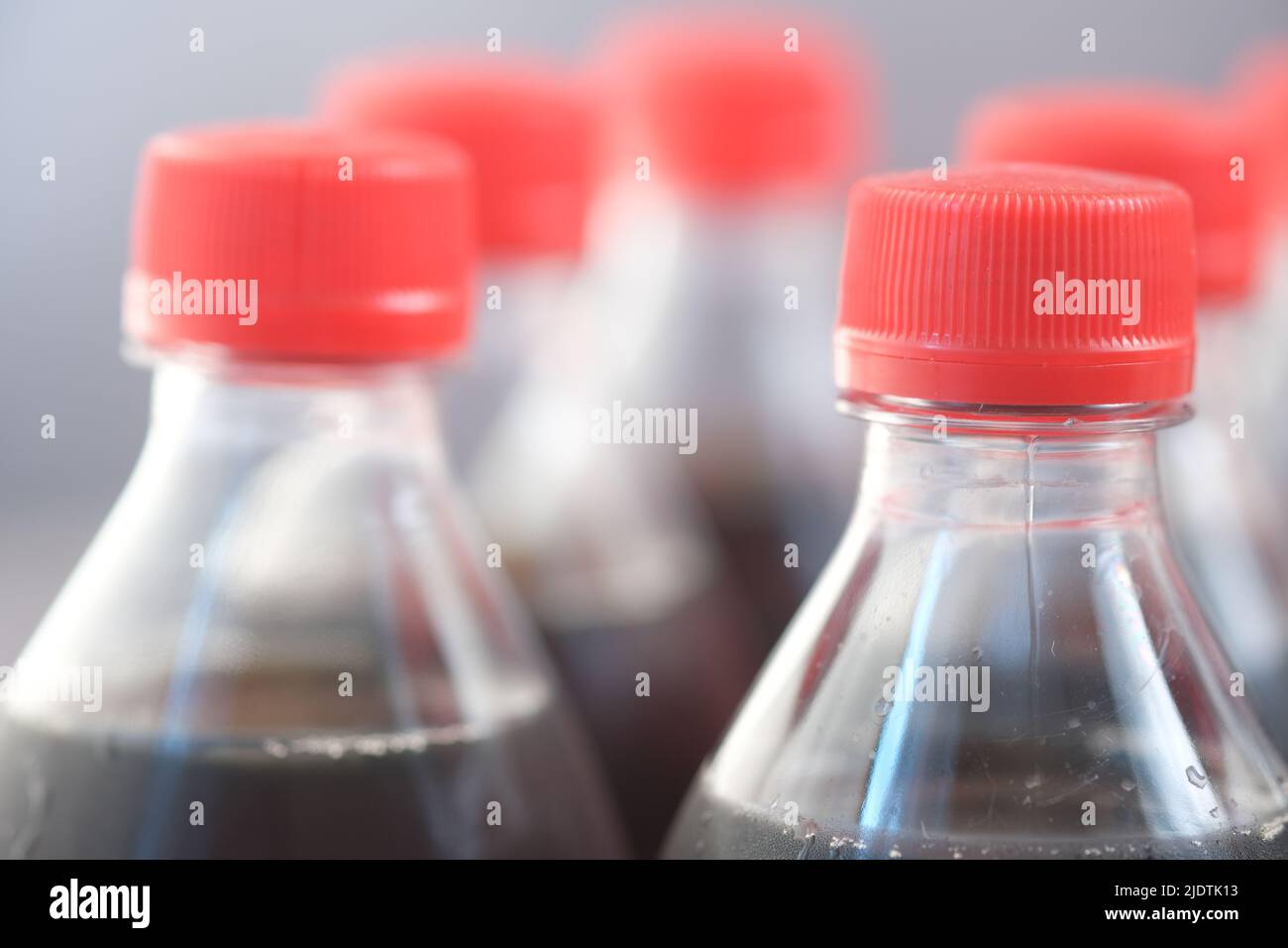 botellas de plástico de refresco sobre mesa Foto de stock