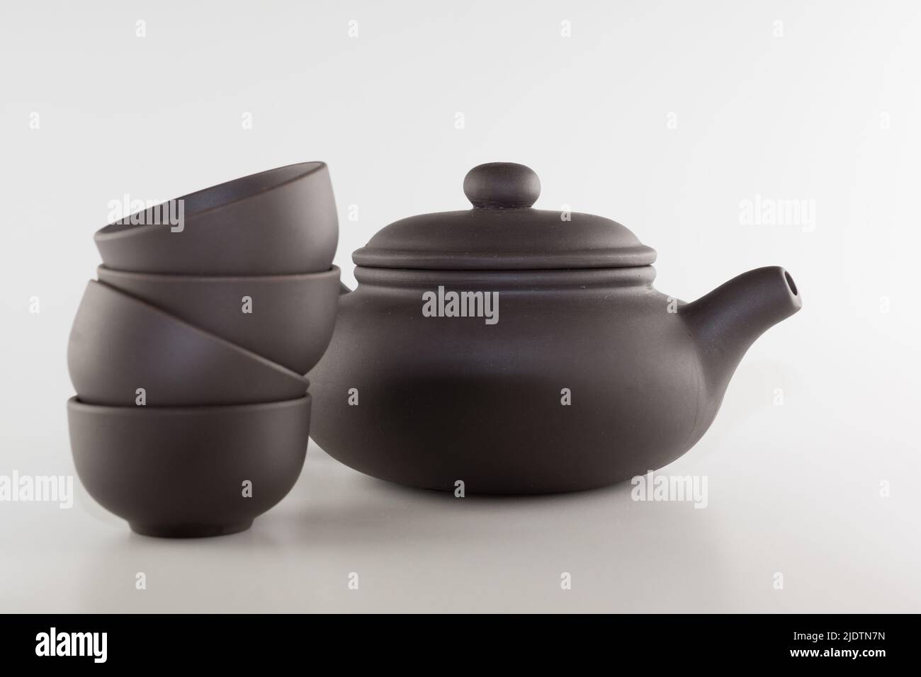 accesorios de té de arcilla yixing aislados sobre fondo blanco Foto de stock