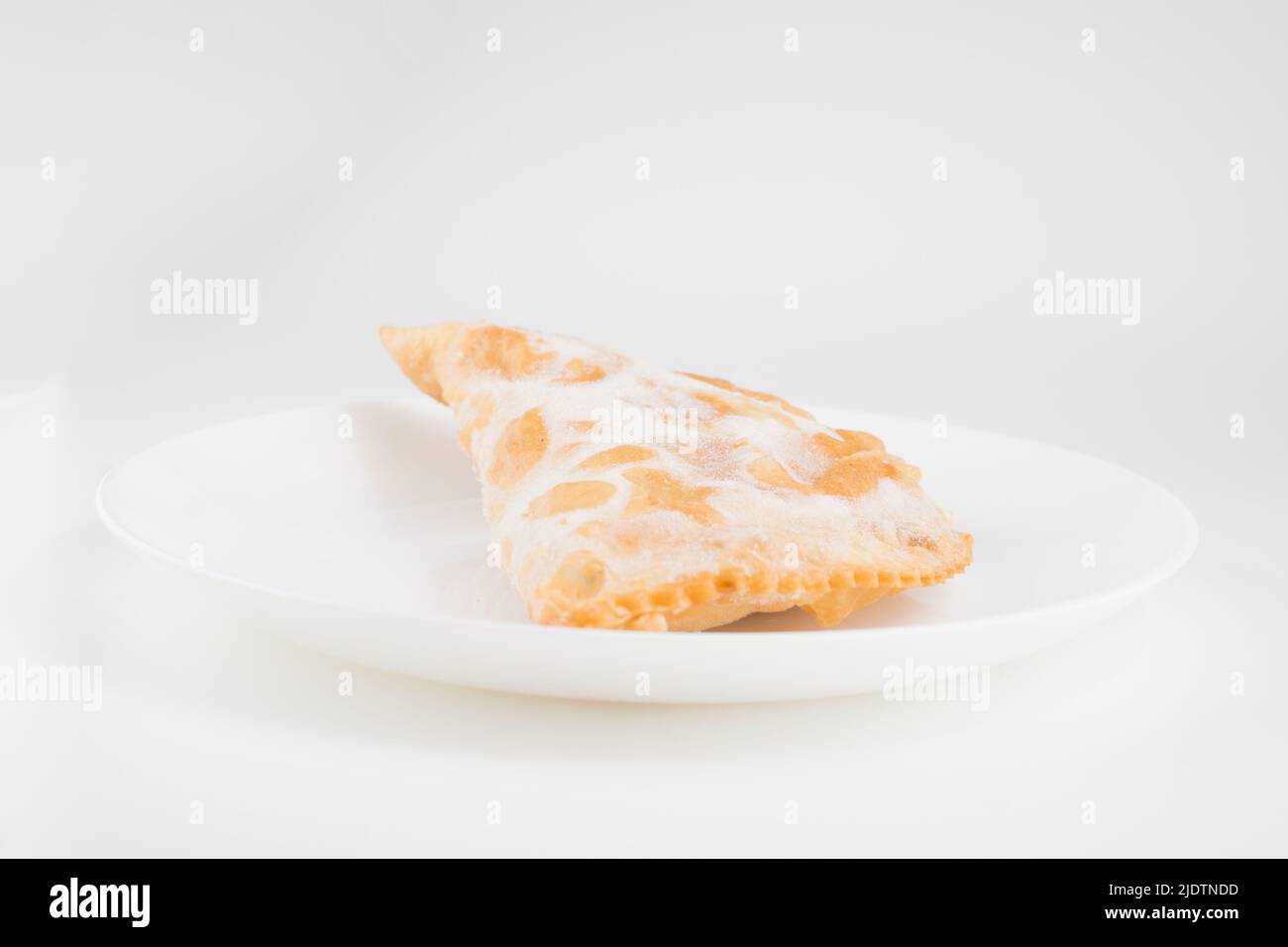 burek congelado cubierto de escarcha aislado sobre fondo blanco Foto de stock