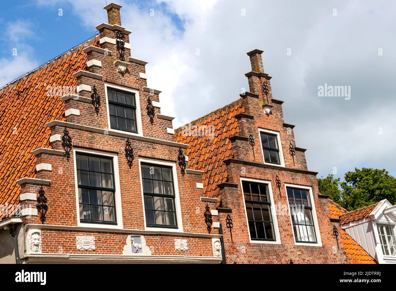 Histórico paso de la arquitectura de la gabled en la plaza del mercado de Edam, Holanda del Norte, los Países Bajos. Foto de stock