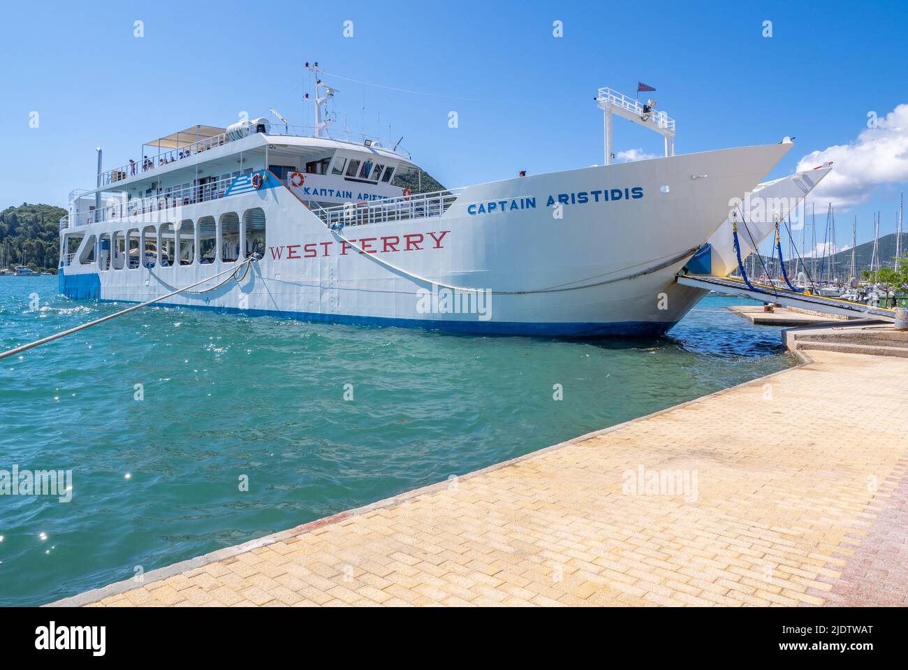 M/S Captain Aristides coche ferry atracado en el muelle de Nidri en la isla Iónica de Lefkada Grecia listo para navegar a la vecina Kefalonia Foto de stock